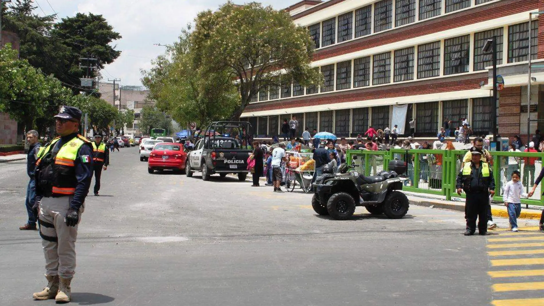 policías en escuelas